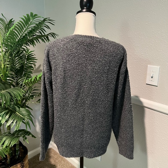 Vigoss Pullover Sweater - Picture 2 of 4